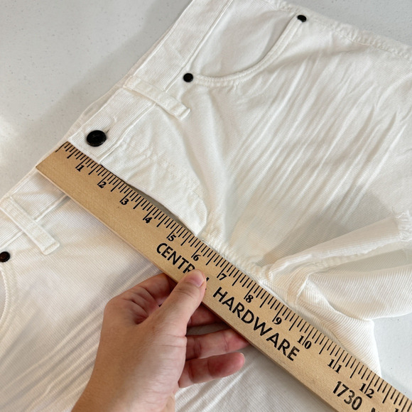Carve Designs Oahu Shorts in White Corduroy Size 8 Raw Hem 3.5" Inseam - Picture 8 of 10